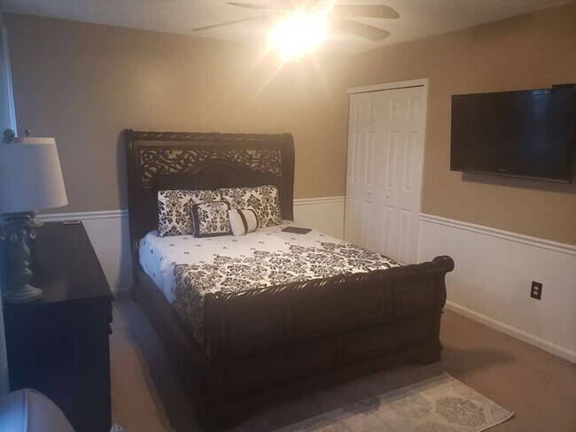 Building Photo - Charming 3-Bedroom, 2.5 Bath SFH with Fron...