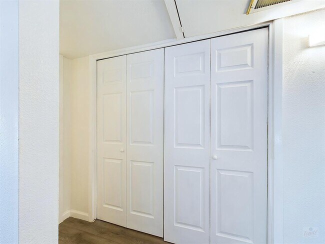 Building Photo - 2124 Burton Dr