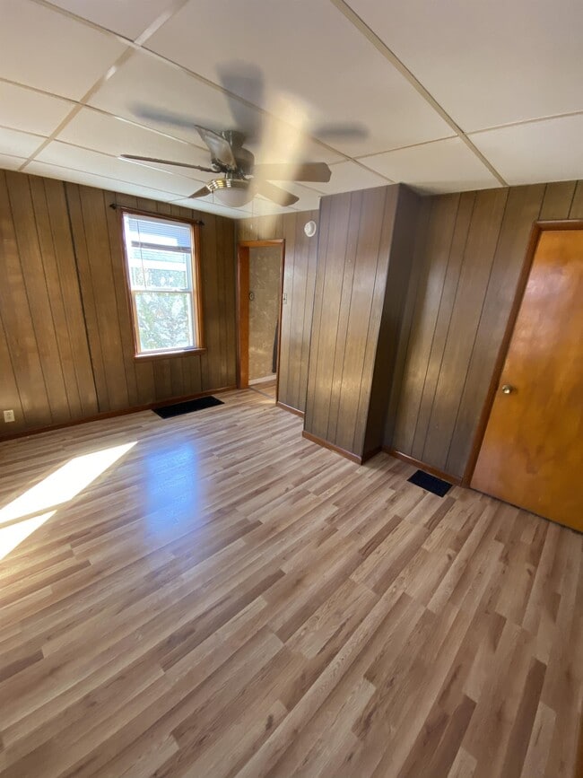 Building Photo - 908 Fallowfield Ave