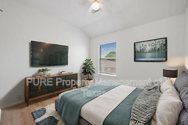 Building Photo - 906 Low Brim Cove