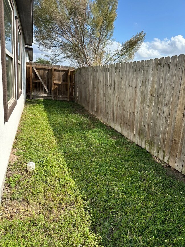 Building Photo - 216 Teak Dr