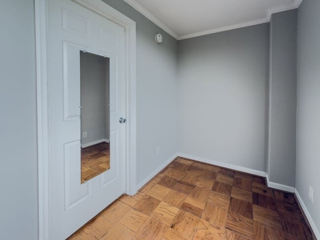 Building Photo - Sun filled top Floor Junior One Bedroom ne...