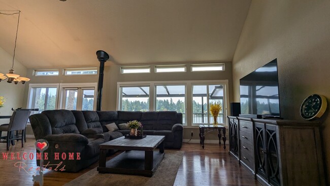 Building Photo - Huge waterfront home, fully furnished, boa...