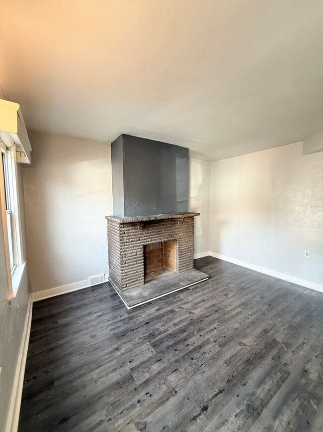 Building Photo - One or 2 bedroom, 1 bathroom home with a den in the heart of Lawrenceville.