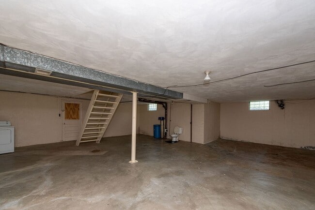 Building Photo - WESTWOOD-4 BEDROOM 2 BATH WITH OPEN FLOOR ...