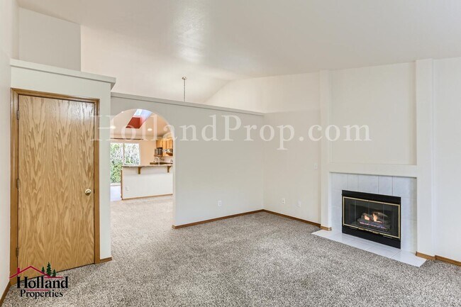 Building Photo - Lovely 3-Bedroom Hillsboro Home with A/C!