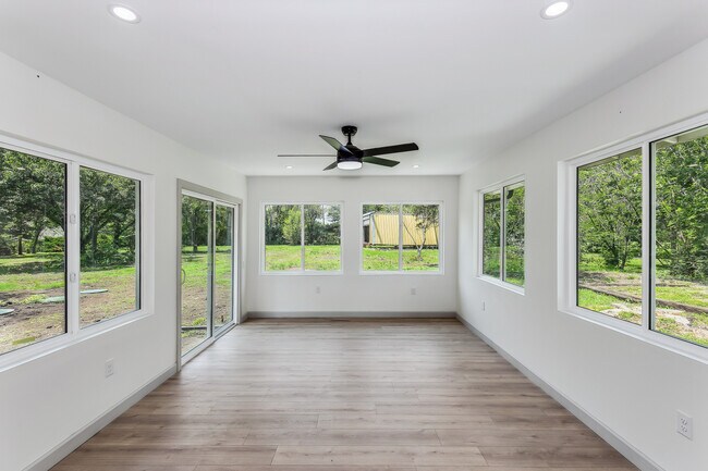 Building Photo - 2243 N Lynnwood Dr