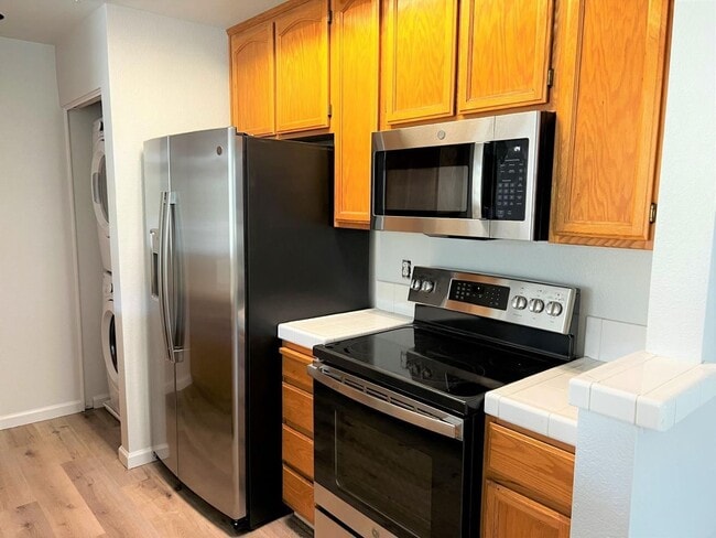 Building Photo - Spacious 2BR/2BA Redwood Shores Condo with Balcony, Natural Light & Garage Parking
