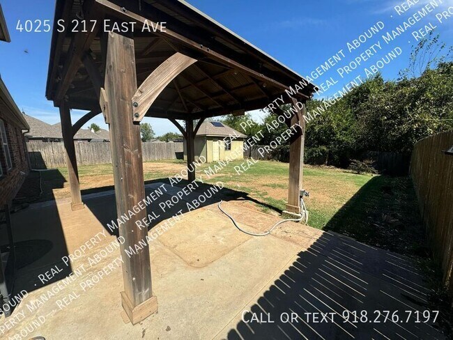 Building Photo - Beautiful 4-Bedroom Home with Office, Cove...