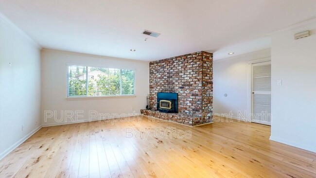 Building Photo - 3225 Meadow Glen Dr