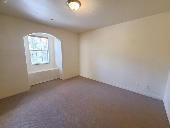 Building Photo - 1021 E Sterling Ln
