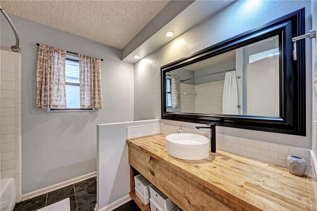 Building Photo - 402 Greenwood Dr
