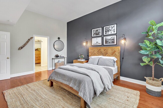 Building Photo - 170 Forest St