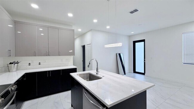 Building Photo - 4106 N Thatcher Ave