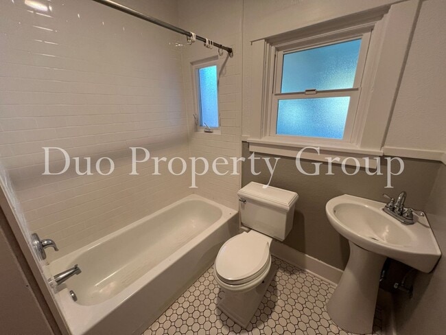 Building Photo - Charming Washburne Home