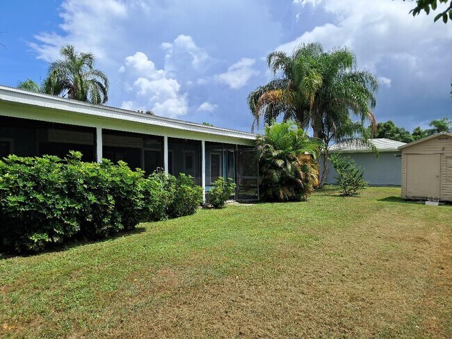 Building Photo - 462 SW Dalton Cir