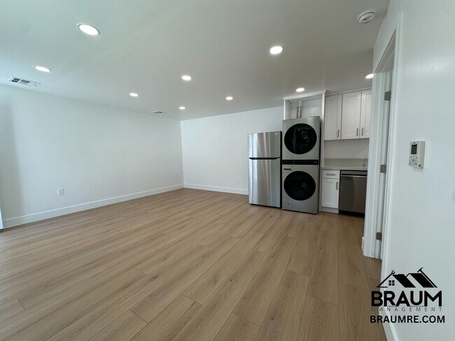Building Photo - 1111 S Crest Dr