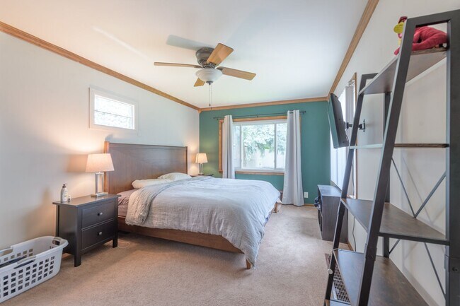 Building Photo - awesome 2 bed 1 bath Pet Friendly in Minneapolis Available for Lease