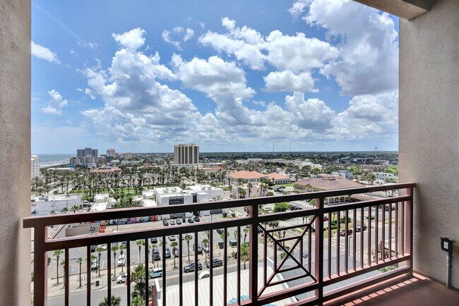 Building Photo - Live the Metropolitan Lifestyle