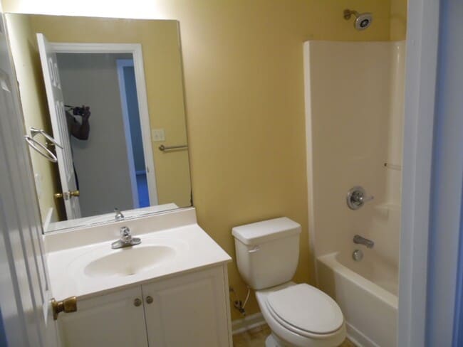 Building Photo - Stunning 4 bedroom with mother-in-law suite on main level