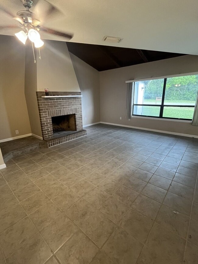 Building Photo - Updated 2BR/2.5BA Townhome w/ Office + Gar...