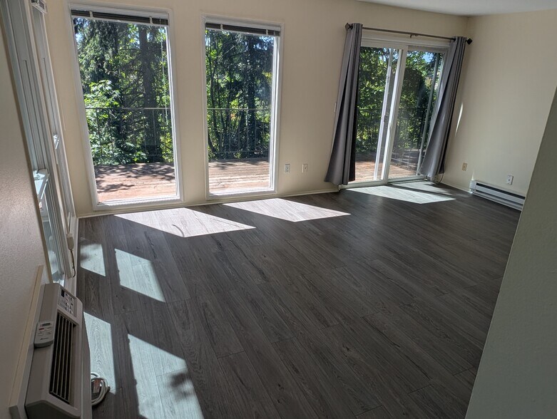 Living/dining area - 934 SW Caldew Dr