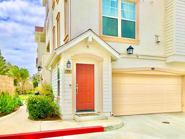 Building Photo - Beautifully Upgraded & Appointed End Condo...