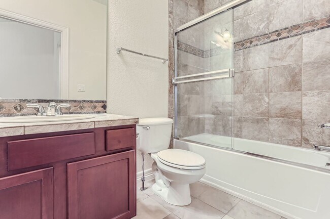 Building Photo - Beautifully maintained town-home in Centra...