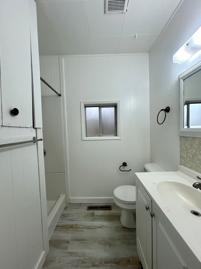 Building Photo - Cottage Style 1 Bed Home with a Large Yard...