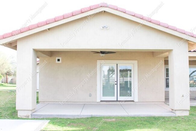Building Photo - Spacious Custom Home Near Lindsay and McKe...