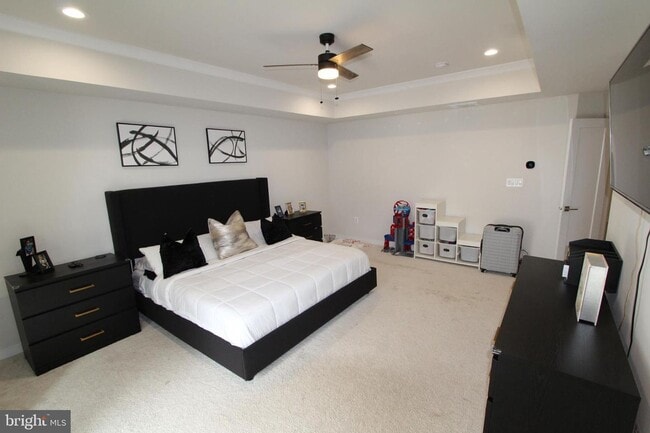 Building Photo - Stylish 1-car garage condo in the heart of...