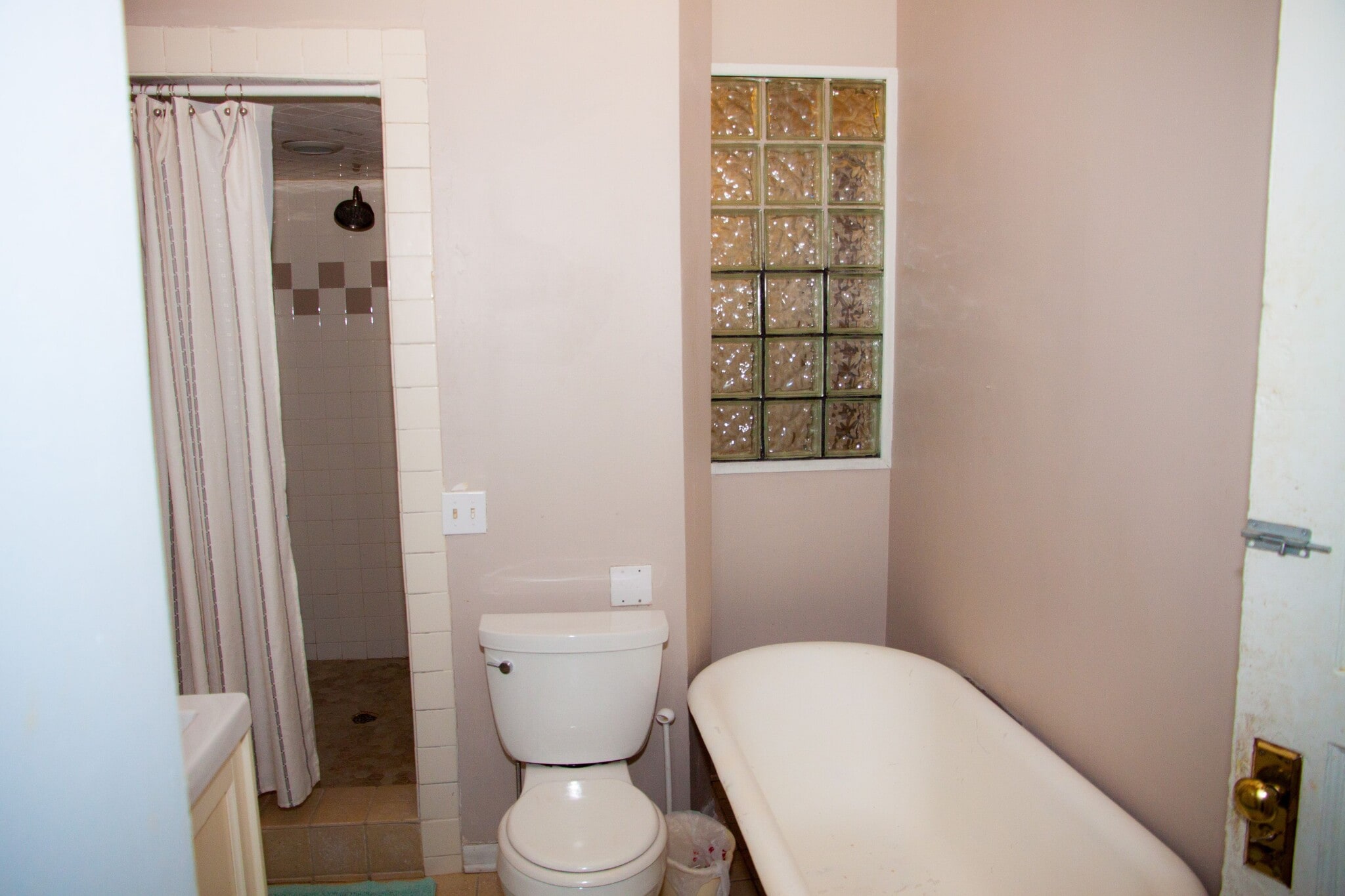 Full bath, standing shower and claw foot tub - 3443 Sheffield N Ave