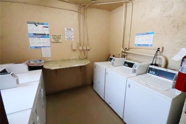 Building Photo - 4111 Lake Bayshore Dr