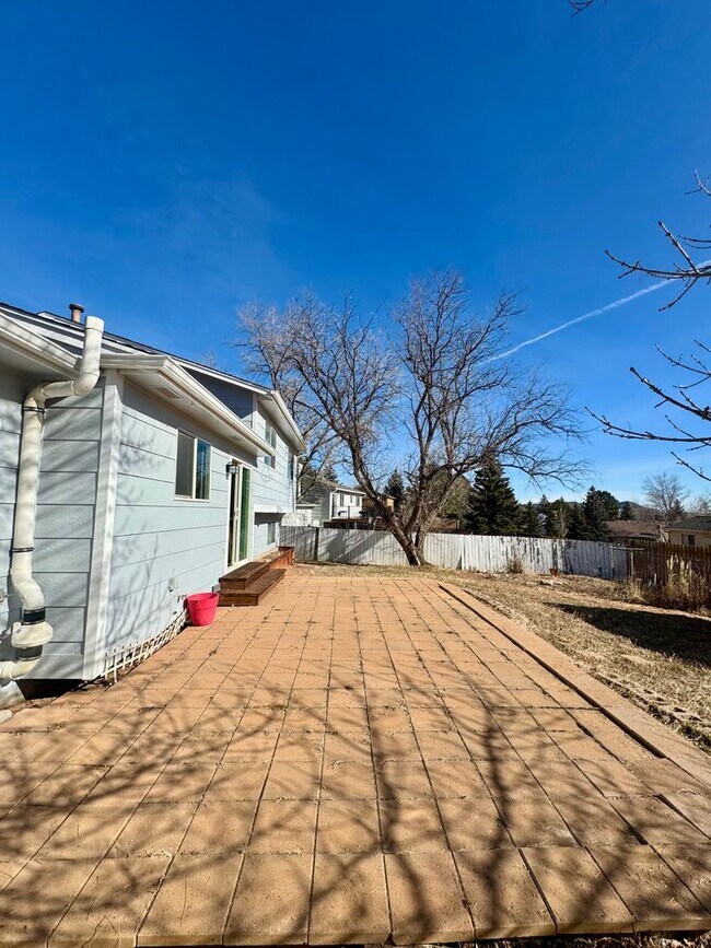 Building Photo - 4 Bedroom home in Stunning Rockrimmon