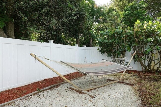 Building Photo - 905 SE Flamingo Ave