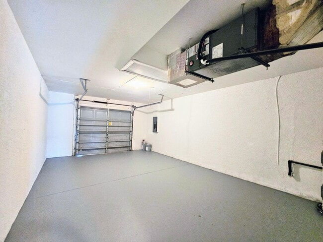 Building Photo - Move-in Ready 3 BR & 2 BA
