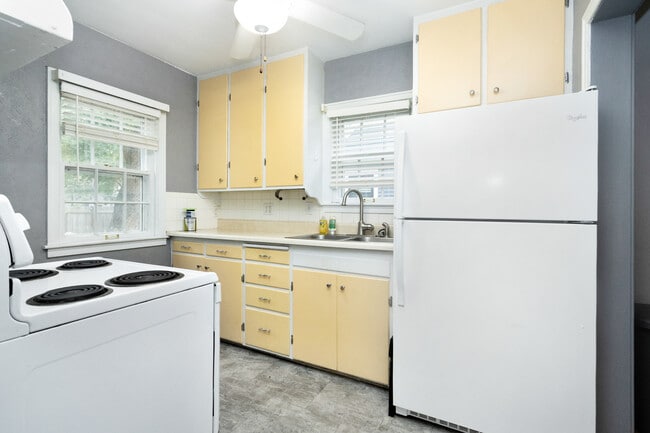 Building Photo - 819 Bertrand St