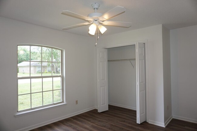 Building Photo - 3 Bedroom 2 Bathroom Home With Garage in M...