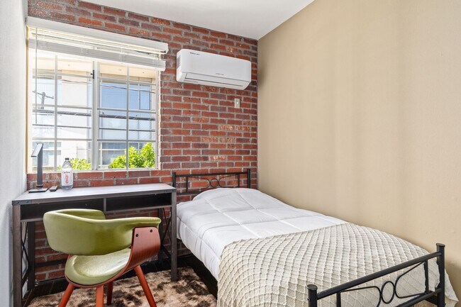 Building Photo - 10777 Ashton Ave