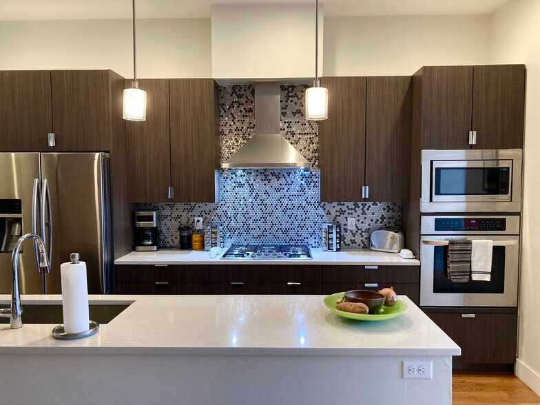 Spacious kitchen - 2153 N Downing St