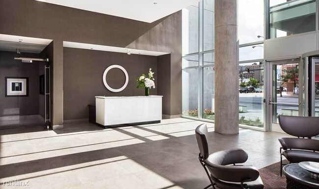 Building Photo - 1 br, 1 bath Condo - 730 N La Salle Dr 2005