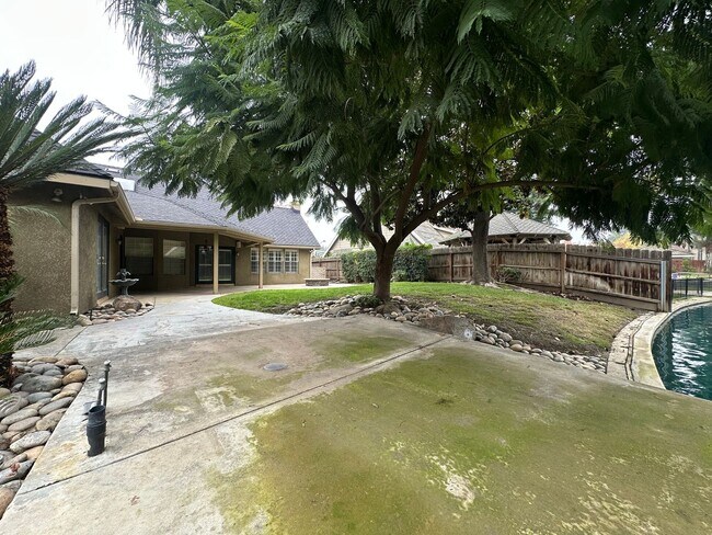 Building Photo - Entertainer delight rental home located in ''The Lakes'' subdivision coming soon!