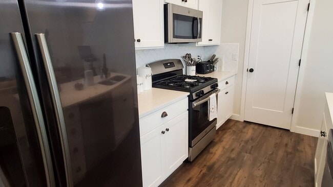 Building Photo - Great 3 Bd 2 Ba Townhome 2 Car Garage