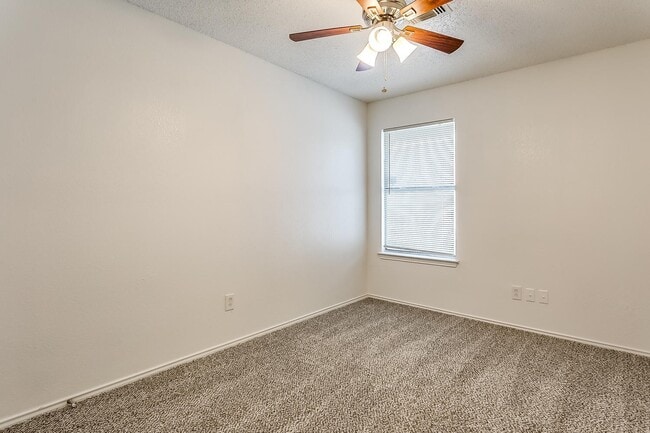 Building Photo - Cute 3 Bedroom 2 Bath 2 Car Garage One Sid...