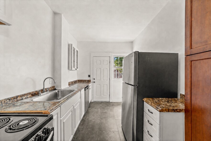 Kitchen - 11427 Clifton Blvd