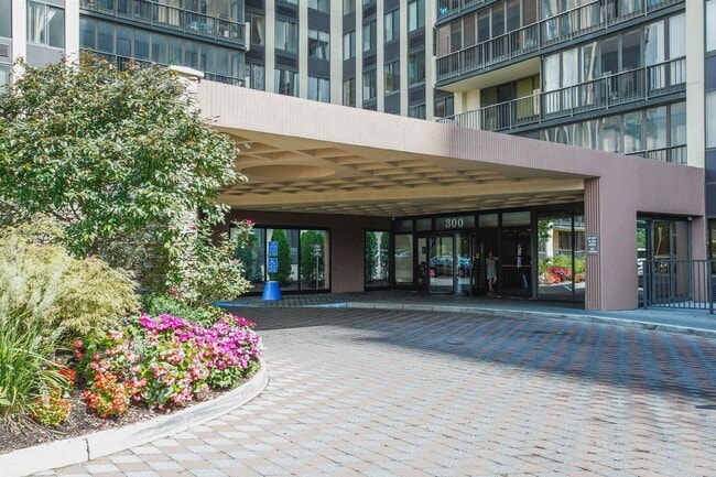 Building Photo - 300 Winston Dr