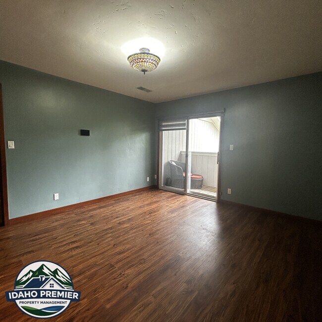 Building Photo - 1565 E Lenz Ln
