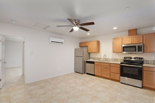 Building Photo - Unfurnished Full Time Apartment