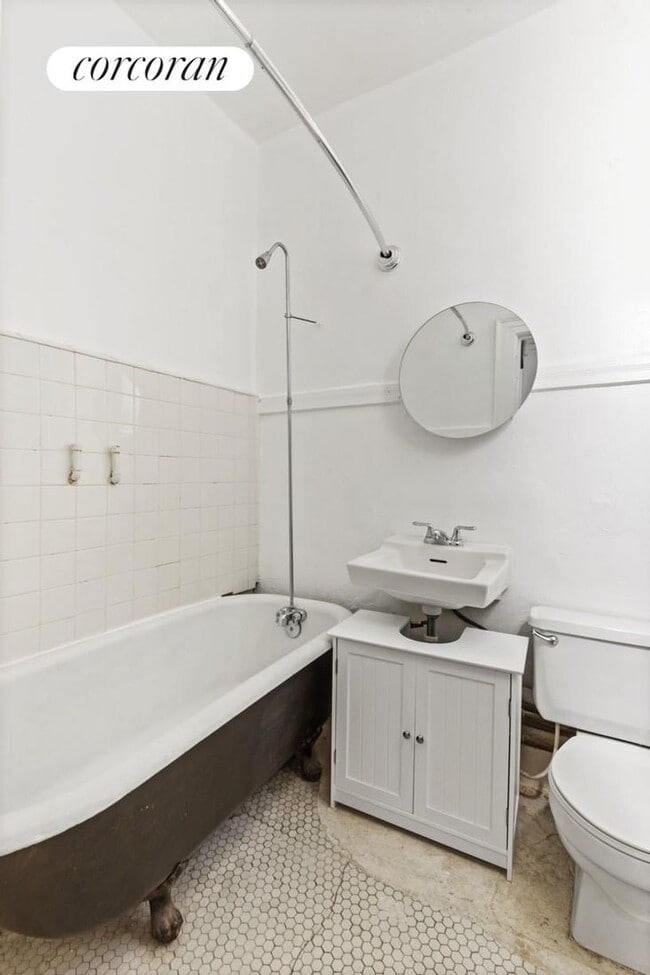 Building Photo - 118 Montague St