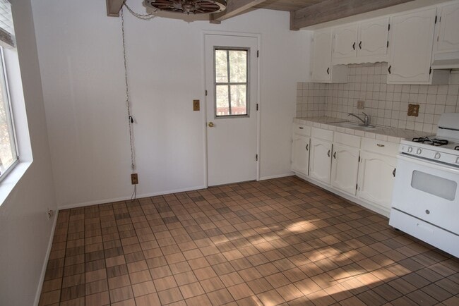 Building Photo - 690 Talmadge Rd